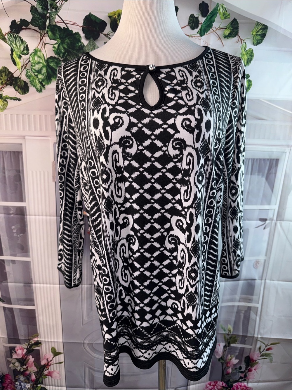 1127-Susan Graver Black and White Patterned Long Sleeve Tunic